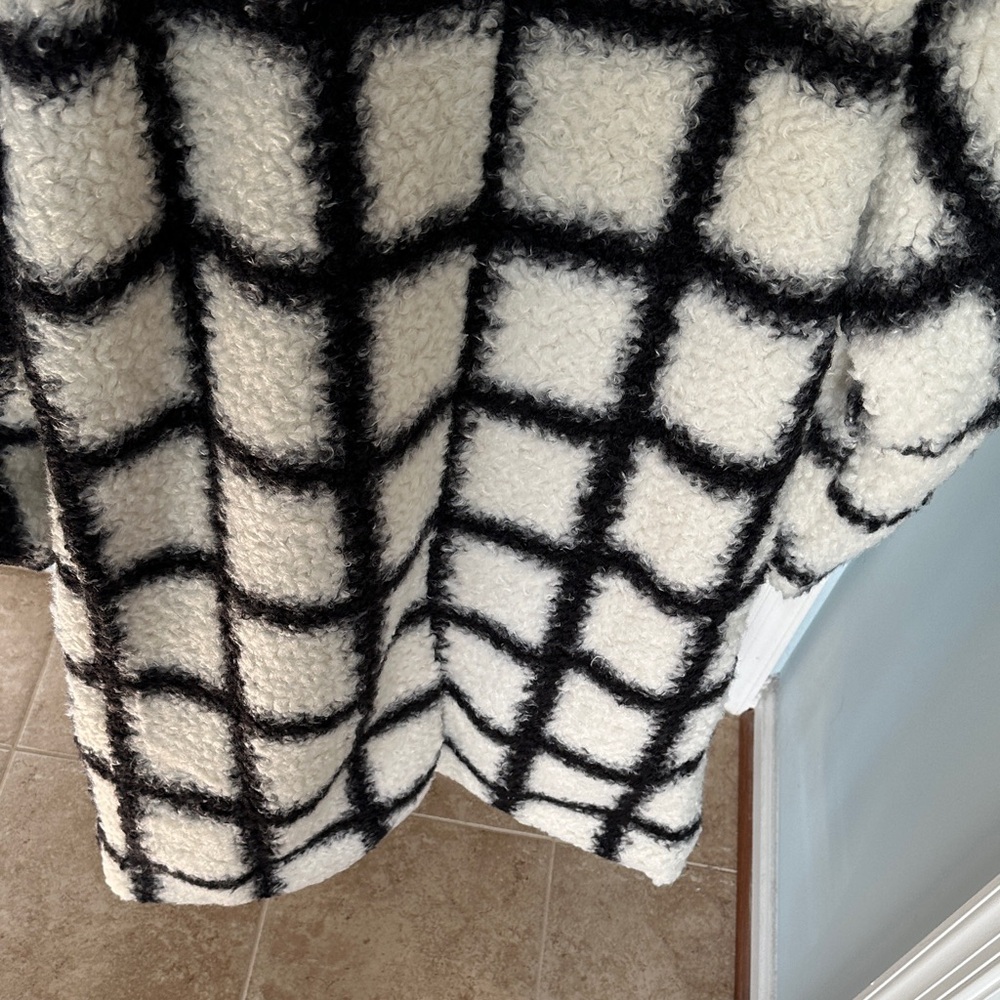 Brand new. DAVI & DANI Black and White Checkered Fuzzy Jacket COMFY! - Picture 6 of 7